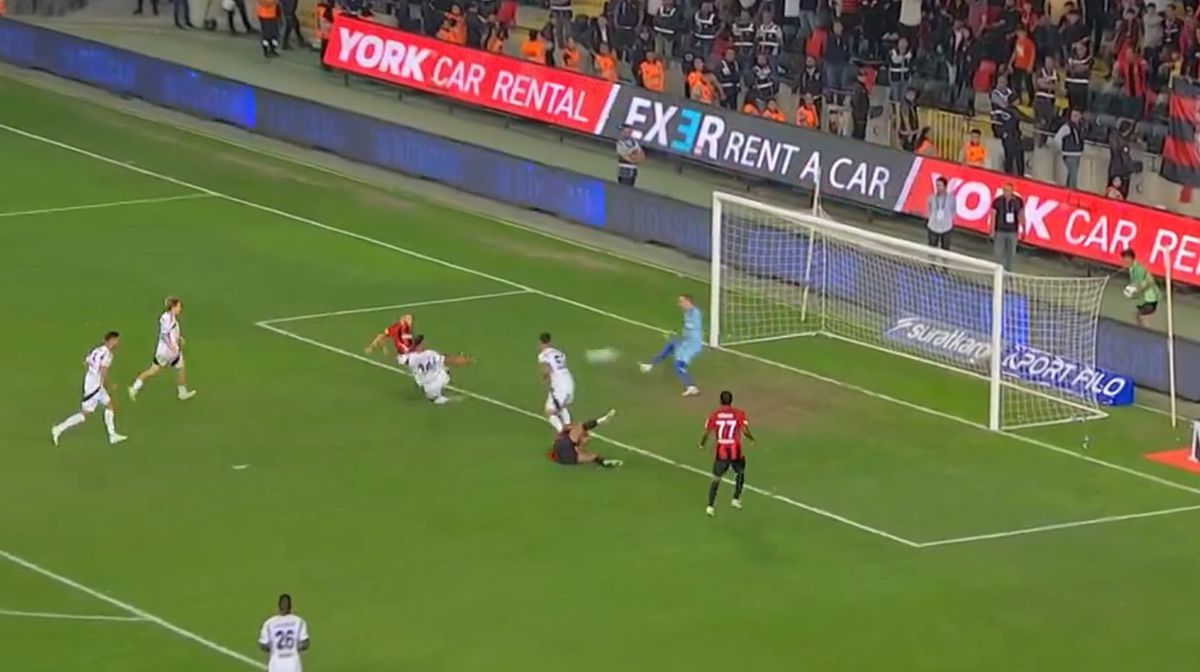 Alex Maxim, gol contra lui Besiktas