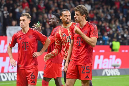 Joshua Kimmich (nr. 6) și Thomas Muller (25), fără cuvinte după ce Bayern a încasat 3 goluri de la Eintracht / Foto: Imago