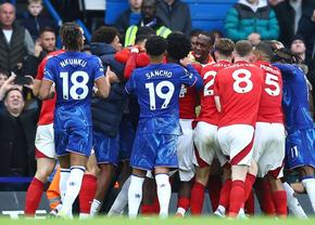 Scandal de amploare în timpul meciului din Premier League » Starul lui Chelsea, surprins când își lovește cu palma peste față un adversar