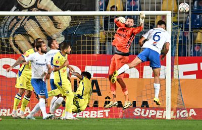 Clubul din Superliga îl împinge la CFR Cluj, jucătorul alege FCSB: „Vrea să fie rezervă”