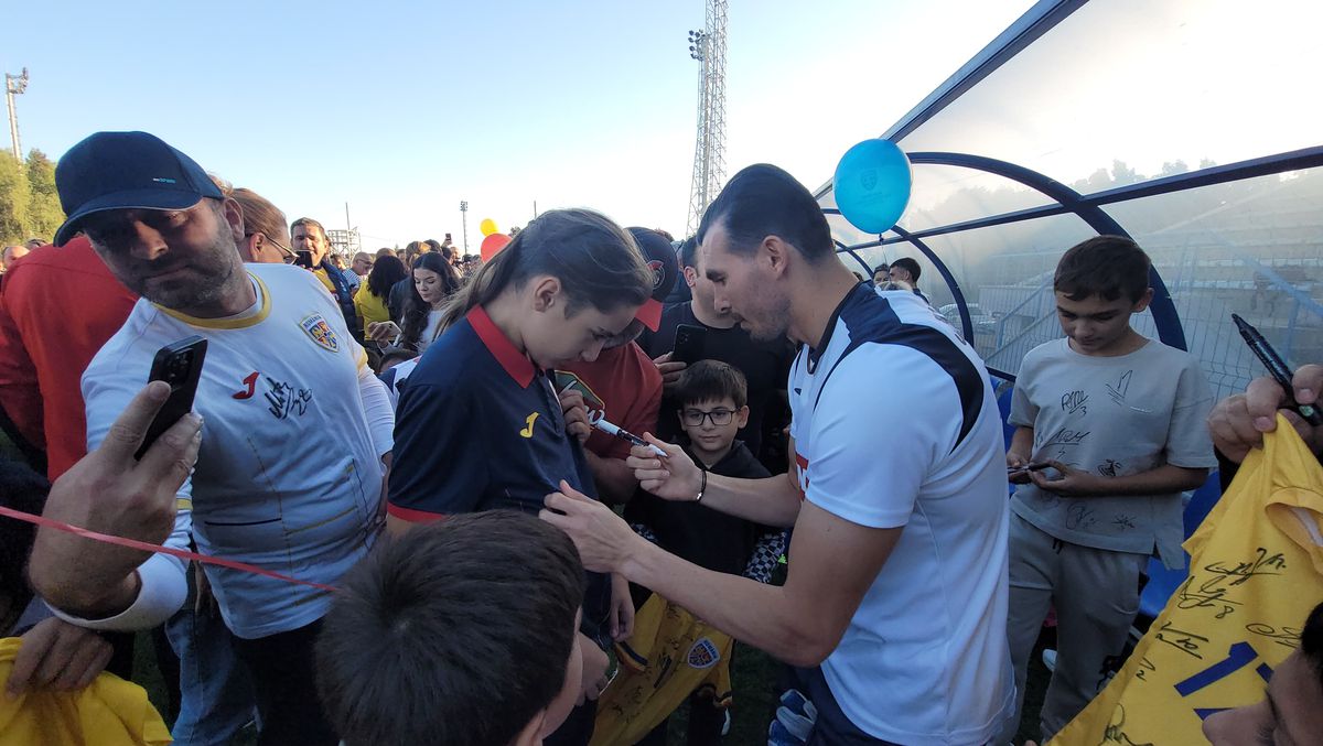 Suporterii naționalei i-au luat cu asalt pe jucători. Cine a fost cel mai solicitat + o poveste emoționantă