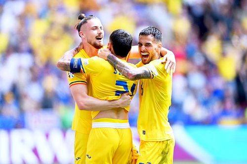 Marius Marin, bucurându-se alături de Nicolae Stanciu și Radu Drăgușin la golul de 1-0 din meciul cu Ucraina (3-0) / Foto: Imago Images