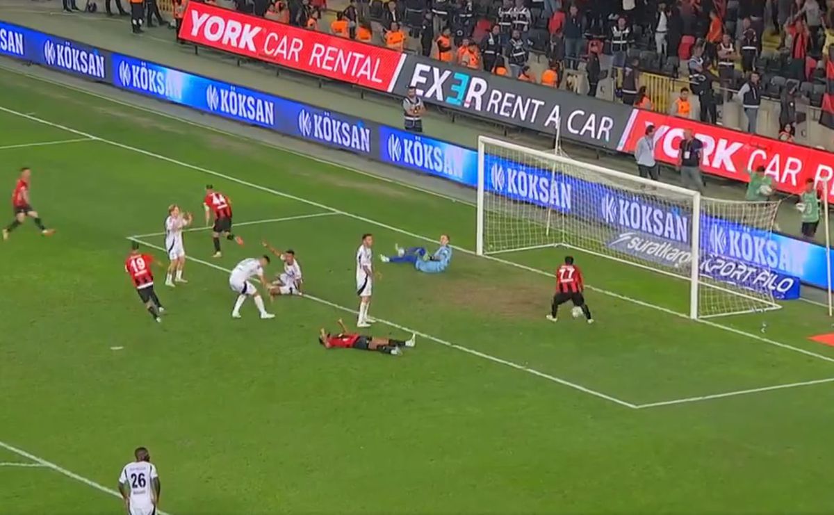 Alex Maxim, gol contra lui Besiktas