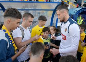 Suporterii naționalei i-au luat cu asalt pe jucători. Cine a fost cel mai solicitat + o poveste emoționantă