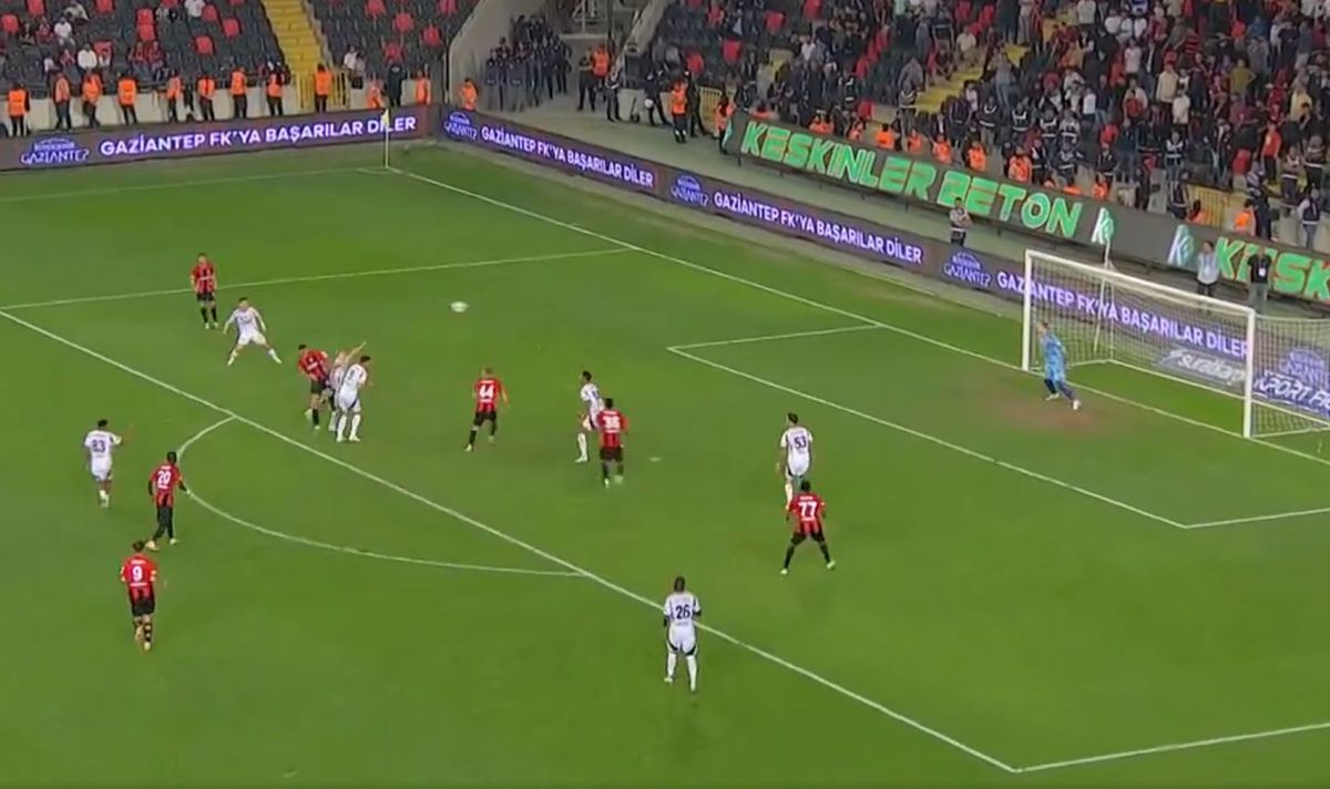 Alex Maxim, gol contra lui Besiktas