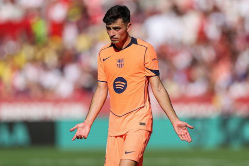 Pedri pare și el nedumerit, în timpul meciului cu Sevilla / Foto: Imago