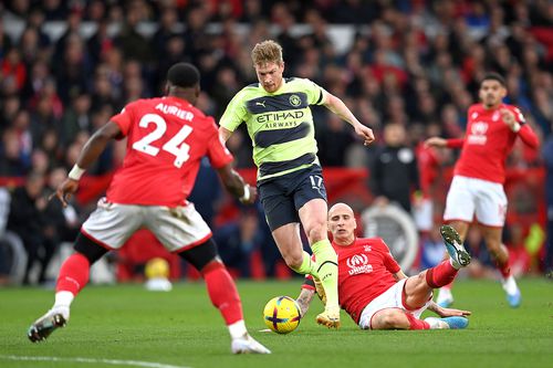Jonjo Shelvey, intrând prin alunecare într-un duel cu Kevin De Bruyne // foto: Guliver/gettyimages