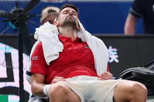 Novak Djokovic e în „sferturi” la Shanghai! Epuizat, a vomitat pe teren, dar la final a bătut un record al lui Roger Federer