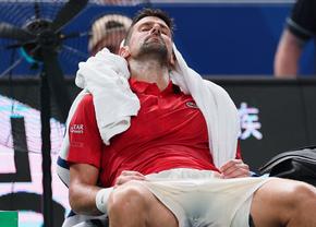 Novak Djokovic e în „sferturi” la Shanghai! Epuizat, a vomitat pe teren, dar la final a bătut un record al lui Roger Federer