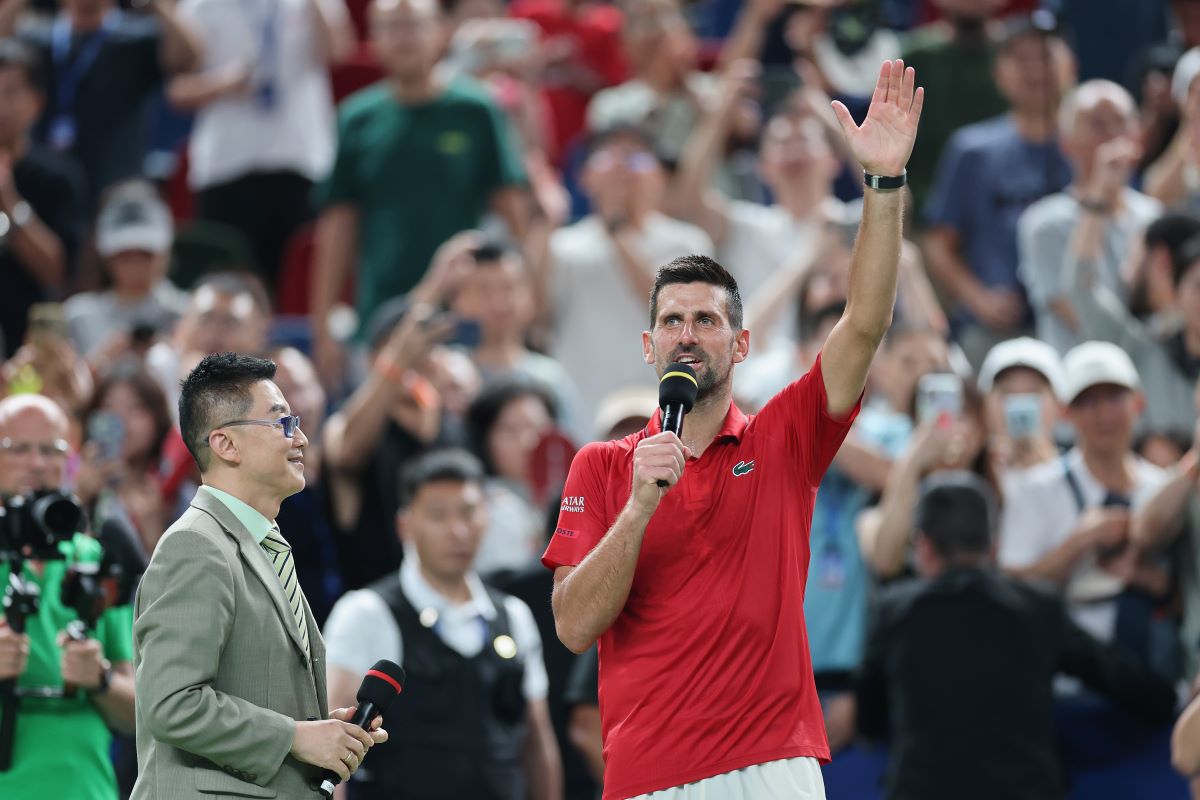 Novak Djokovic e în „sferturi” la Shanghai! Epuizat, a vomitat pe teren, dar la final a bătut un record al lui Roger Federer