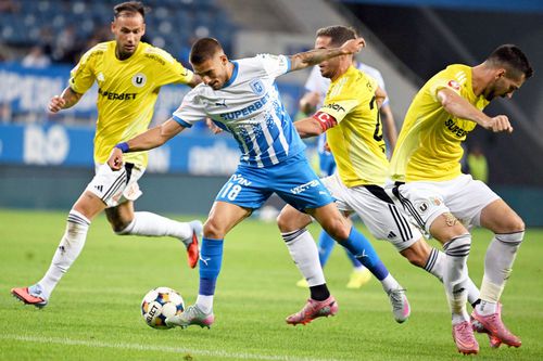 Alessandro Murgia, primul din stânga, într-un meci jucat de U Cluj cu Universitatea Craiova/ foto Imago Images
