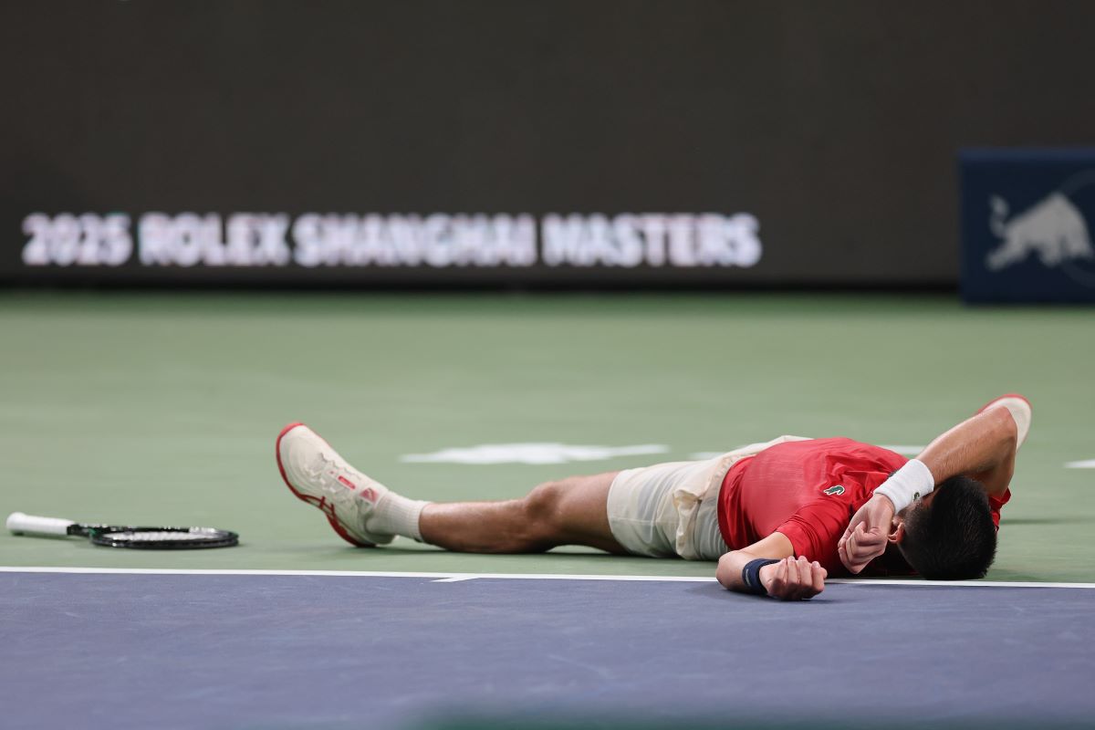 Novak Djokovic e în „sferturi” la Shanghai! Epuizat, a vomitat pe teren, dar la final a bătut un record al lui Roger Federer