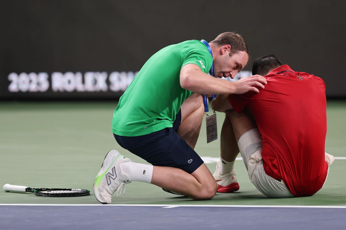 Novak Djokovic e în „sferturi” la Shanghai! Epuizat, a vomitat pe teren, dar la final a bătut un record al lui Roger Federer