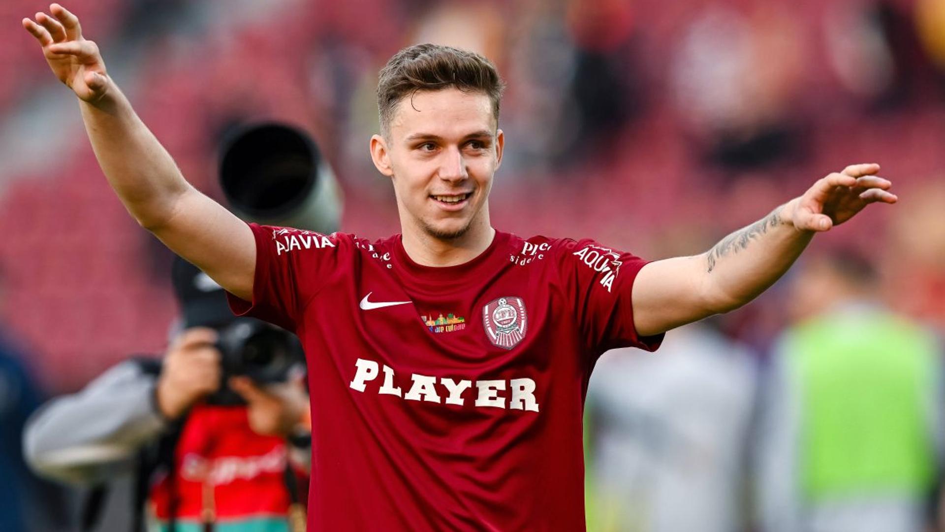 Louis Munteanu semnând contractul pentru transferul la D.C. United, pregătindu-se pentru vizita medicală și salariu fotbalist majorat | sursa foto: Gazeta Sporturilor