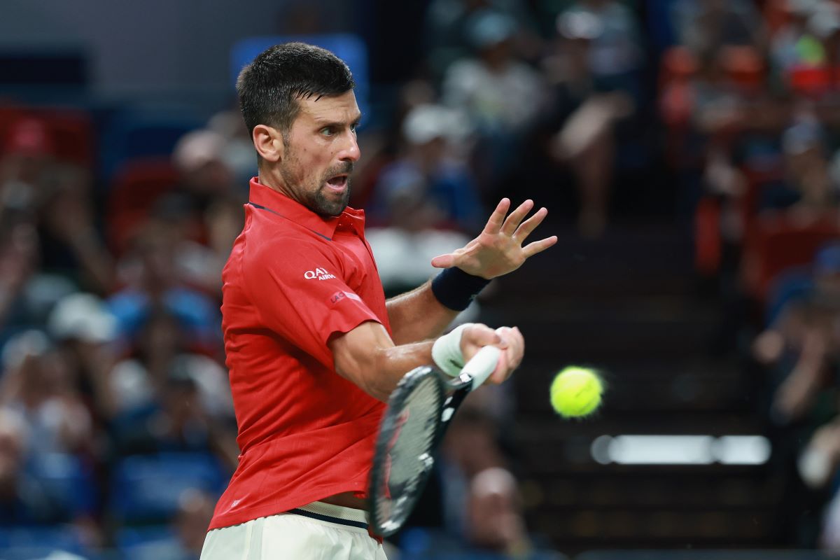 Novak Djokovic e în „sferturi” la Shanghai! Epuizat, a vomitat pe teren, dar la final a bătut un record al lui Roger Federer