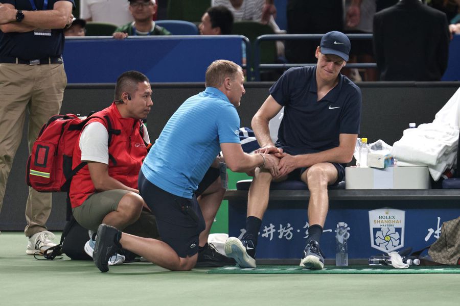 Jannik Sinner primind îngrijiri medicale la Shanghai Foto: Guliver/GettyImages Jannik Sinner și istoricul reacțiilor la căldura extremă » Patru episoade îngrijorătoare în decursul unui an
