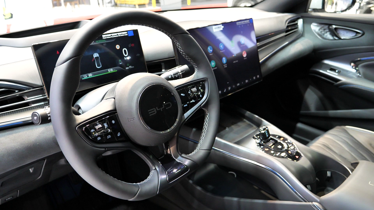 Miza pe mașini electrice » BYD și alți giganți auto își prezintă modelele cu care vor să cucerească piața la Salonul Auto de la București