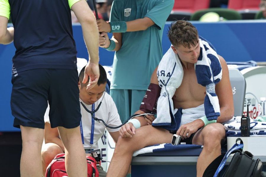 Holger Rune primind îngrijiri medicale la Shanghai Foto: X ATP ia în considerare adoptarea unei reguli oficiale privind condițiile meteo brutale, după numeroasele abandonuri de la Shanghai