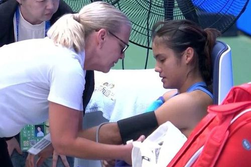 Emma Răducanu a cerut un time-out medical în setul secund din primul tur de la Wuhan / Foto: Captură X