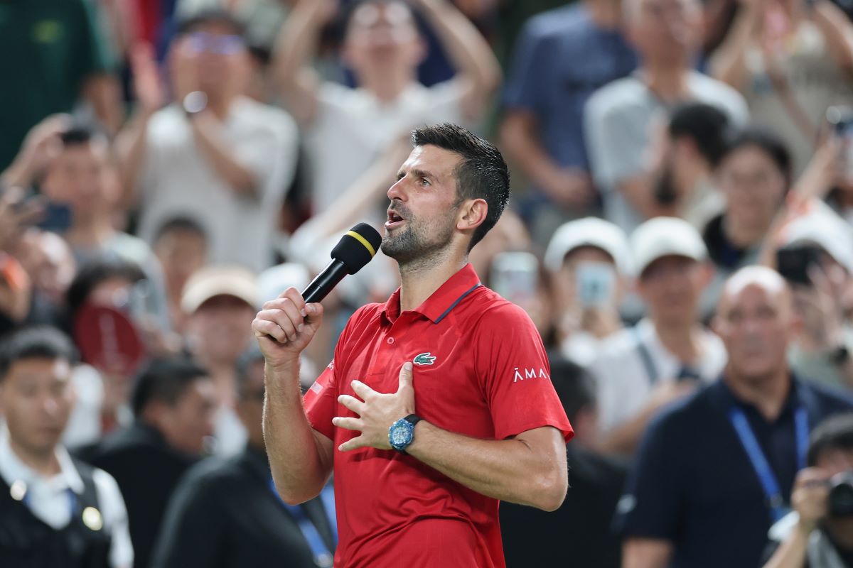 Novak Djokovic e în „sferturi” la Shanghai! Epuizat, a vomitat pe teren, dar la final a bătut un record al lui Roger Federer