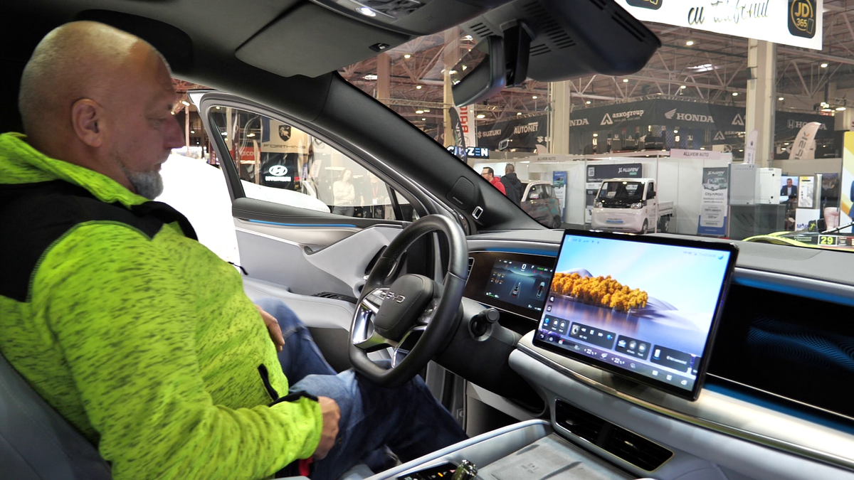 Miza pe mașini electrice » BYD și alți giganți auto își prezintă modelele cu care vor să cucerească piața la Salonul Auto de la București