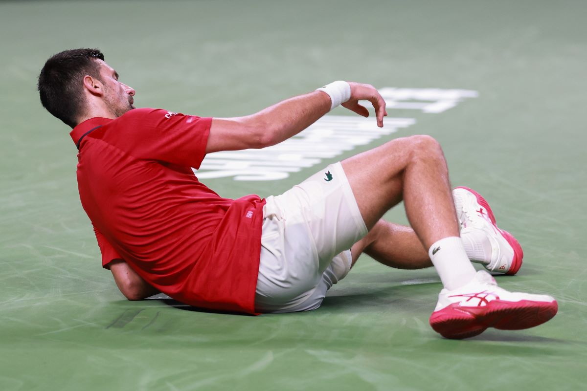 Novak Djokovic e în „sferturi” la Shanghai! Epuizat, a vomitat pe teren, dar la final a bătut un record al lui Roger Federer
