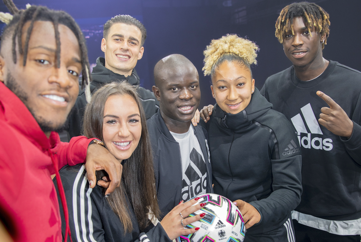 VIDEO+FOTO Imagini spectaculoase de la lansarea „Uniforia”, mingea oficială EURO 2020 » Kepa, Kante și Batshuayi au jonglat cu balonul + Pe minge scrie „Bucharest”