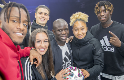 VIDEO+FOTO Imagini spectaculoase de la lansarea „Uniforia”, mingea oficială EURO 2020 » Kepa, Kante și Batshuayi au jonglat cu balonul + Pe minge scrie „Bucharest”