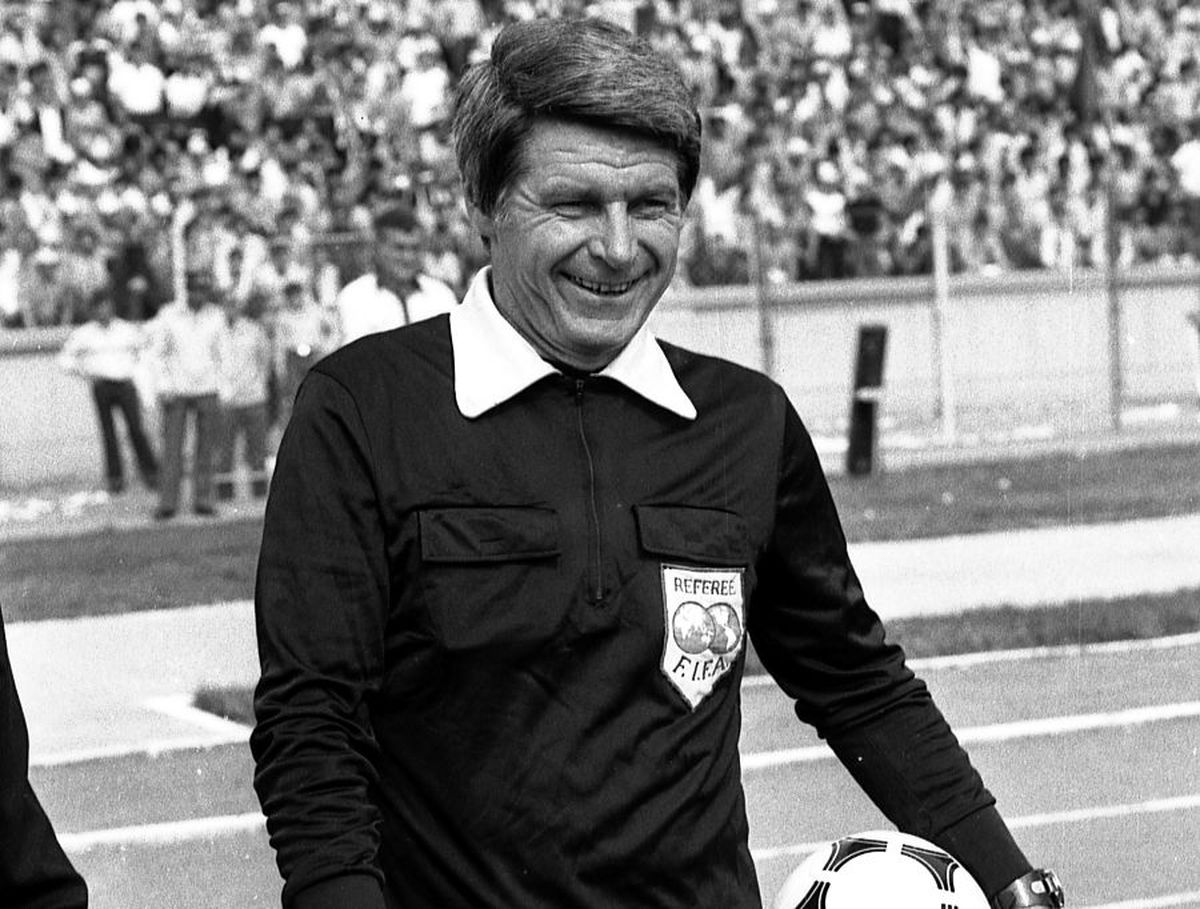 RETRO GSP » Jumătate de veac de la debutul celui mai mare arbitru român: „Am 17 inovații aplicate. După meciuri, trebuia să fac rost de butelie, de alimente, să îmi ajut familia”
