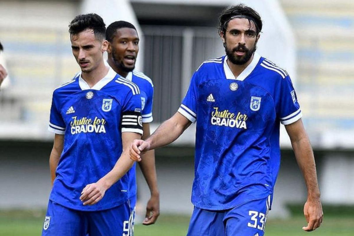 FOTO Cu ce tricouri au intrat azi pe teren jucătorii lui FC U Craiova, la primul meci după ce Mititelu a ajuns după gratii