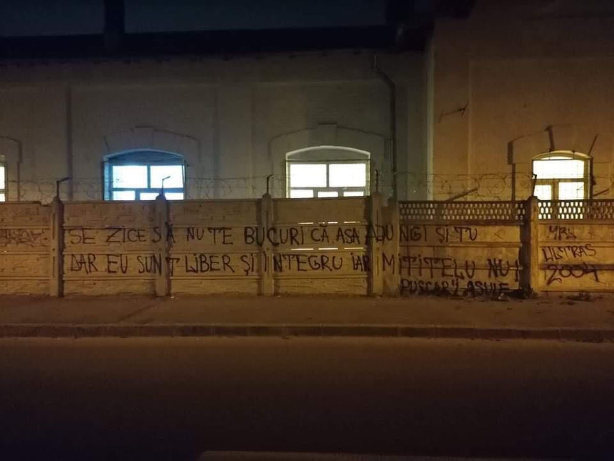 FOTO Mesaj împotriva lui Adrian Mititelu pe străzile din Craiova: „Sunt liber și integru, iar el nu” » Nu e opera fanilor rivalei CS Universitatea