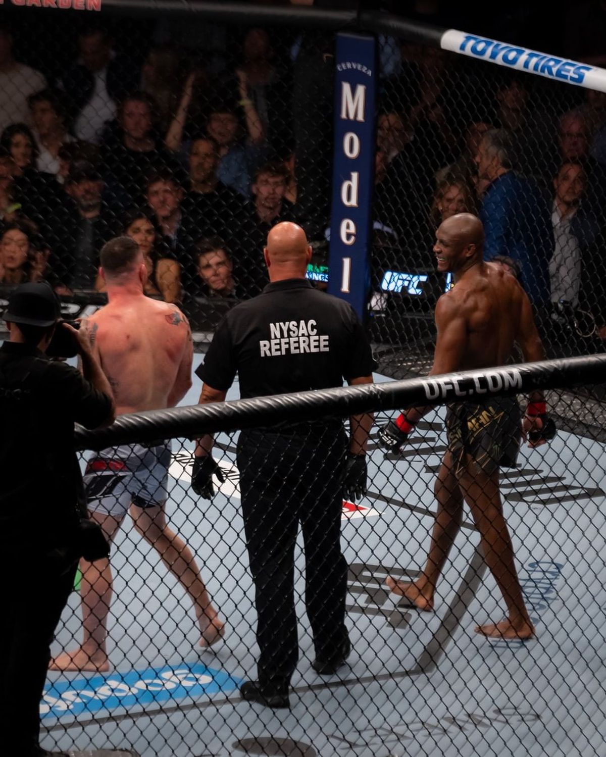 Kamaru Usman își păstrează centura UFC! L-a învins pe Colby Covington după o luptă spectaculoasă