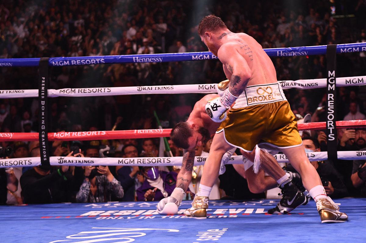 „Canelo” Alvarez a făcut istorie » E primul campion absolut la mijlocie după victoria prin KO contra lui Caleb Plant