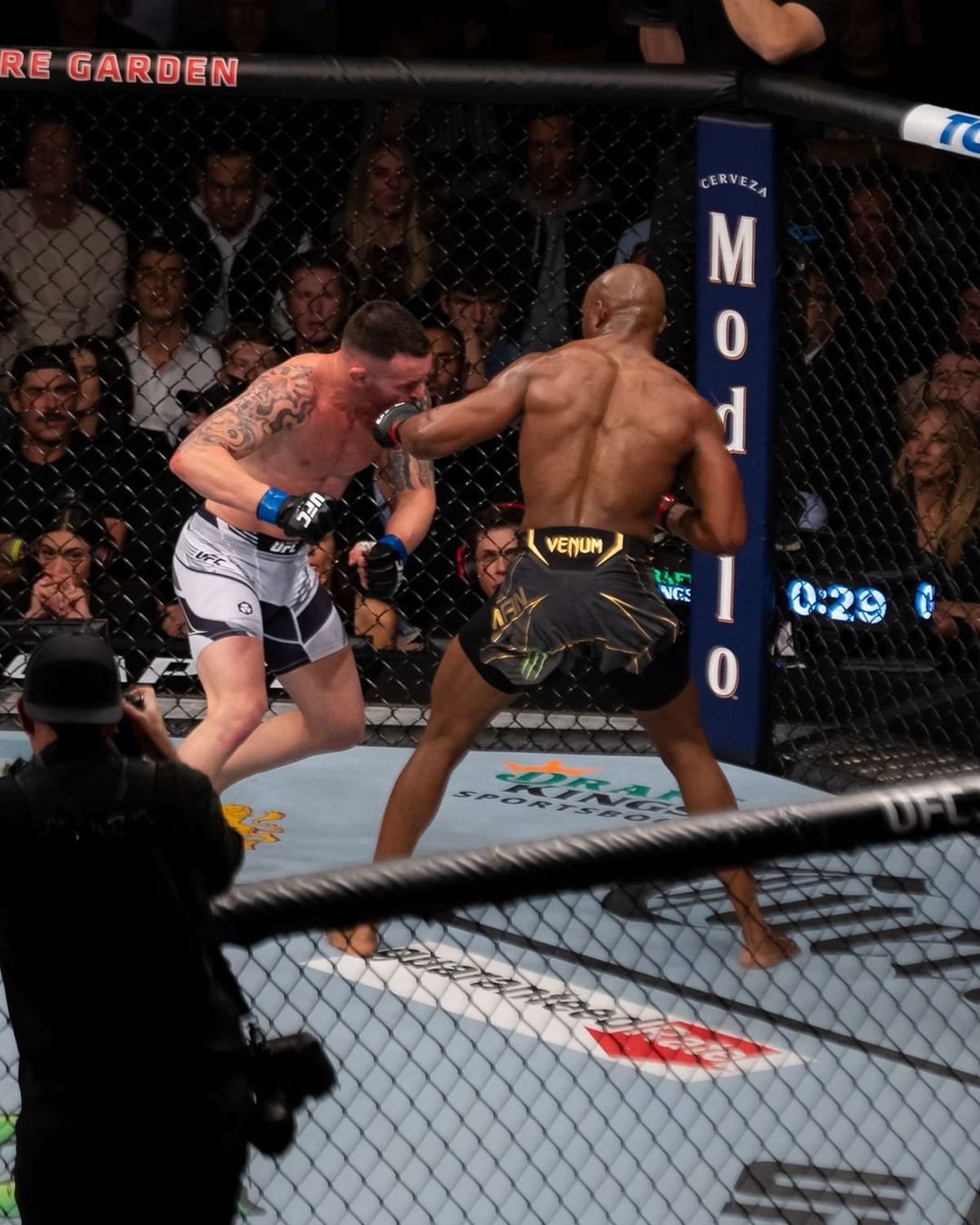 Kamaru Usman își păstrează centura UFC! L-a învins pe Colby Covington după o luptă spectaculoasă