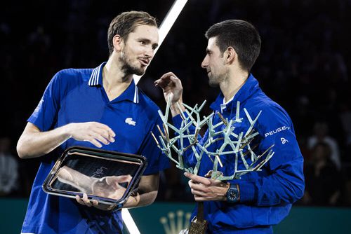 Daniil Medvedev, stânga, și Novak Djokovic la Paris, foto: Imago