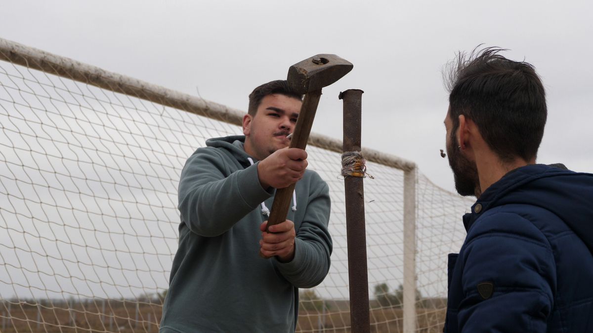 Cum se joacă un meci în județeana din Călărași? De la baros la fotbal, cu o vizită prin cimitir! „Sunteți nebuni? Îi luăm tare, îi punem pe calea ferată!”