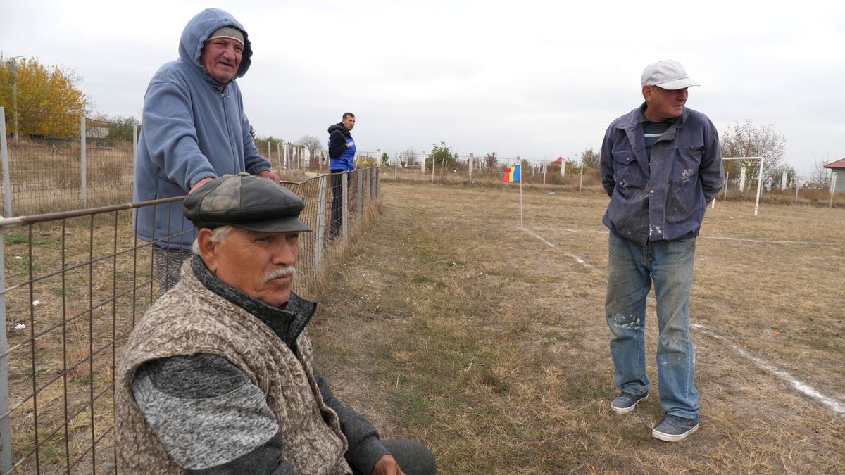 Cum se joacă un meci în județeana din Călărași? De la baros la fotbal, cu o vizită prin cimitir! „Sunteți nebuni? Îi luăm tare, îi punem pe calea ferată!”