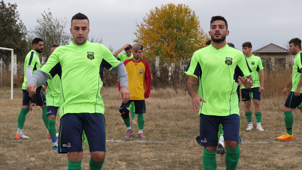 Cum se joacă un meci în județeana din Călărași? De la baros la fotbal, cu o vizită prin cimitir! „Sunteți nebuni? Îi luăm tare, îi punem pe calea ferată!”