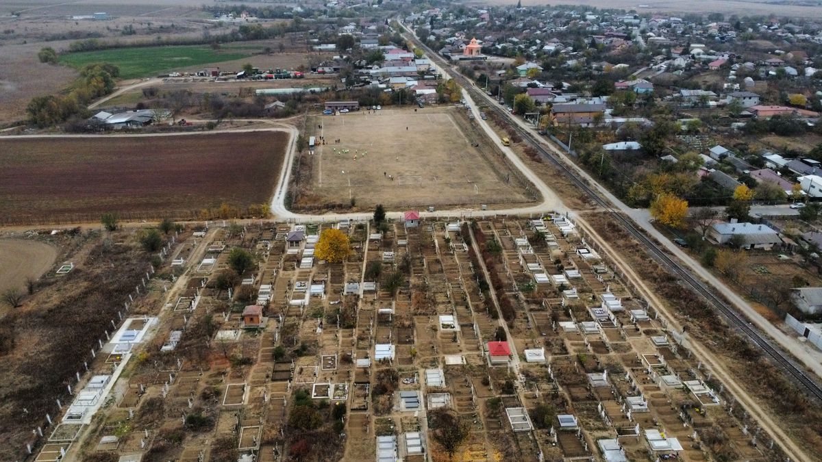Cum se joacă un meci în județeana din Călărași? De la baros la fotbal, cu o vizită prin cimitir! „Sunteți nebuni? Îi luăm tare, îi punem pe calea ferată!”