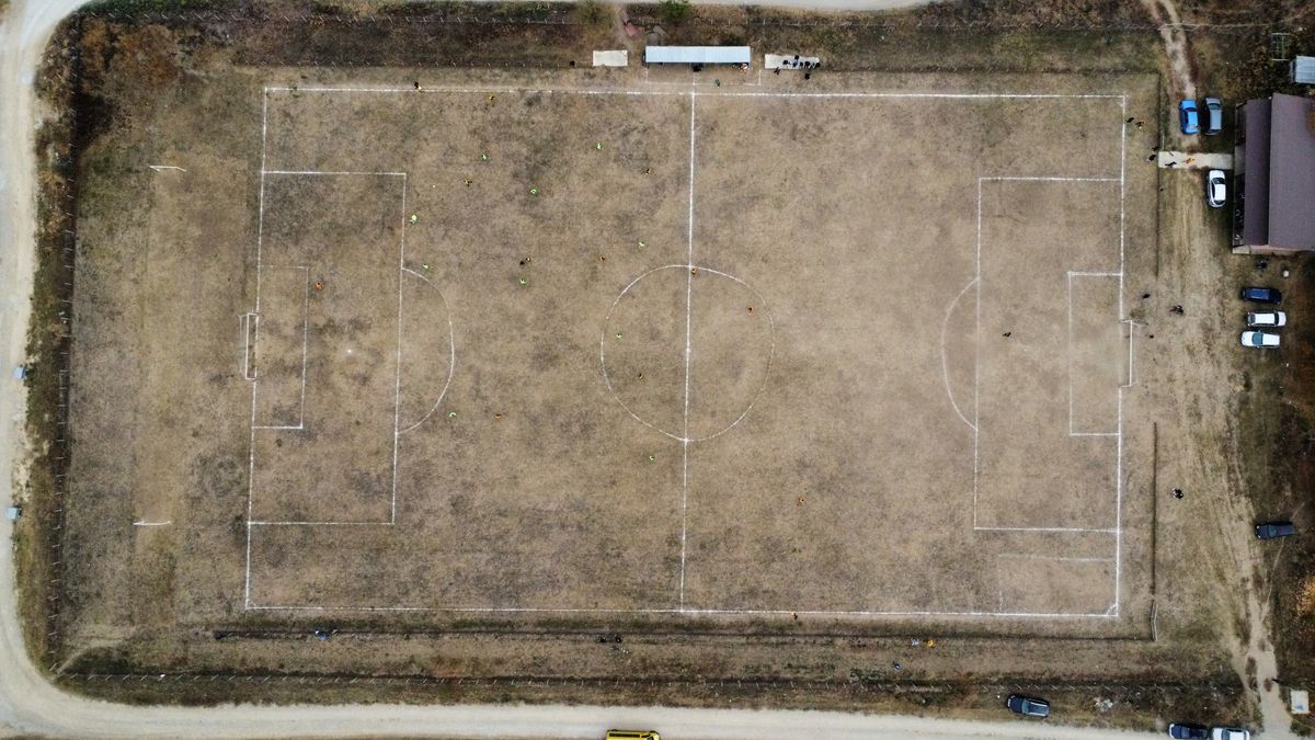 Cum se joacă un meci în județeana din Călărași? De la baros la fotbal, cu o vizită prin cimitir! „Sunteți nebuni? Îi luăm tare, îi punem pe calea ferată!”