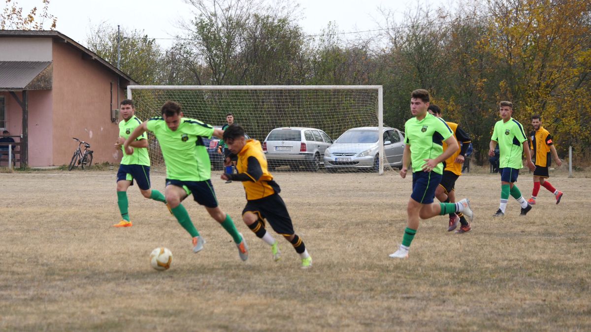 Cum se joacă un meci în județeana din Călărași? De la baros la fotbal, cu o vizită prin cimitir! „Sunteți nebuni? Îi luăm tare, îi punem pe calea ferată!”