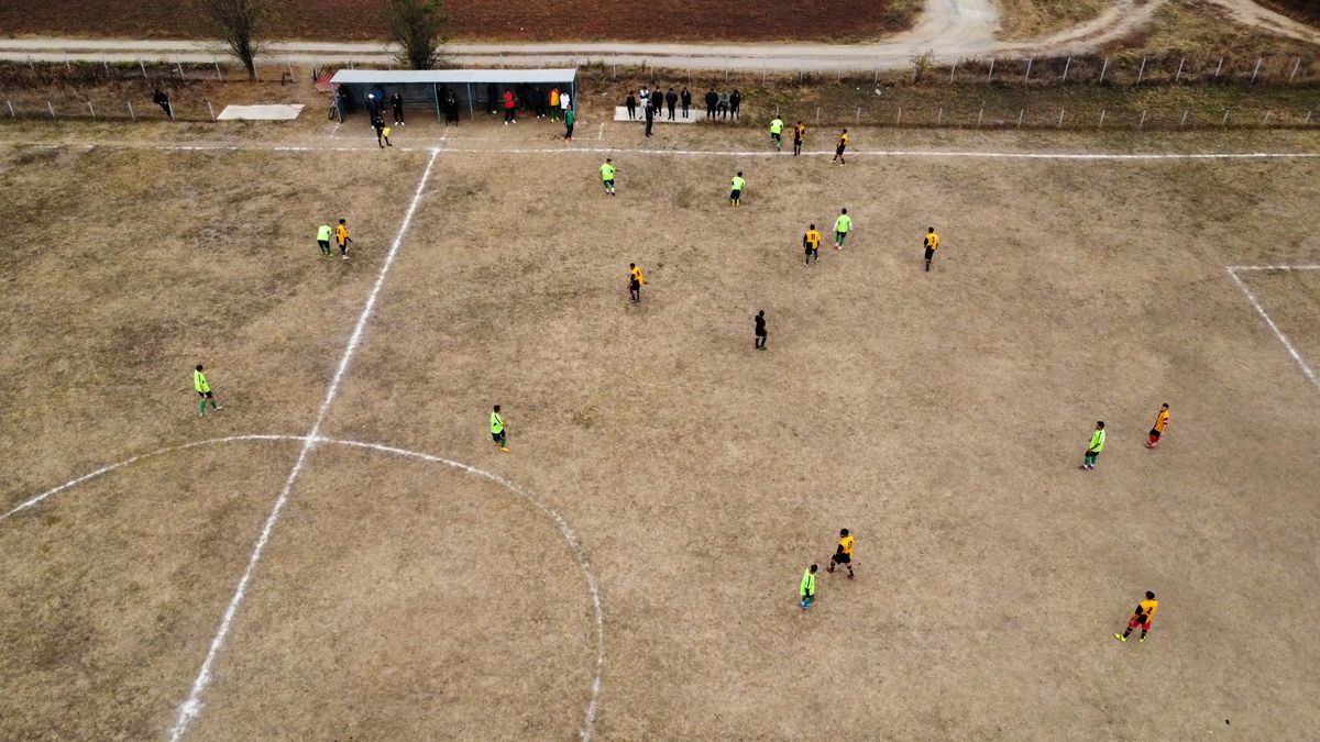Cum se joacă un meci în județeana din Călărași? De la baros la fotbal, cu o vizită prin cimitir! „Sunteți nebuni? Îi luăm tare, îi punem pe calea ferată!”