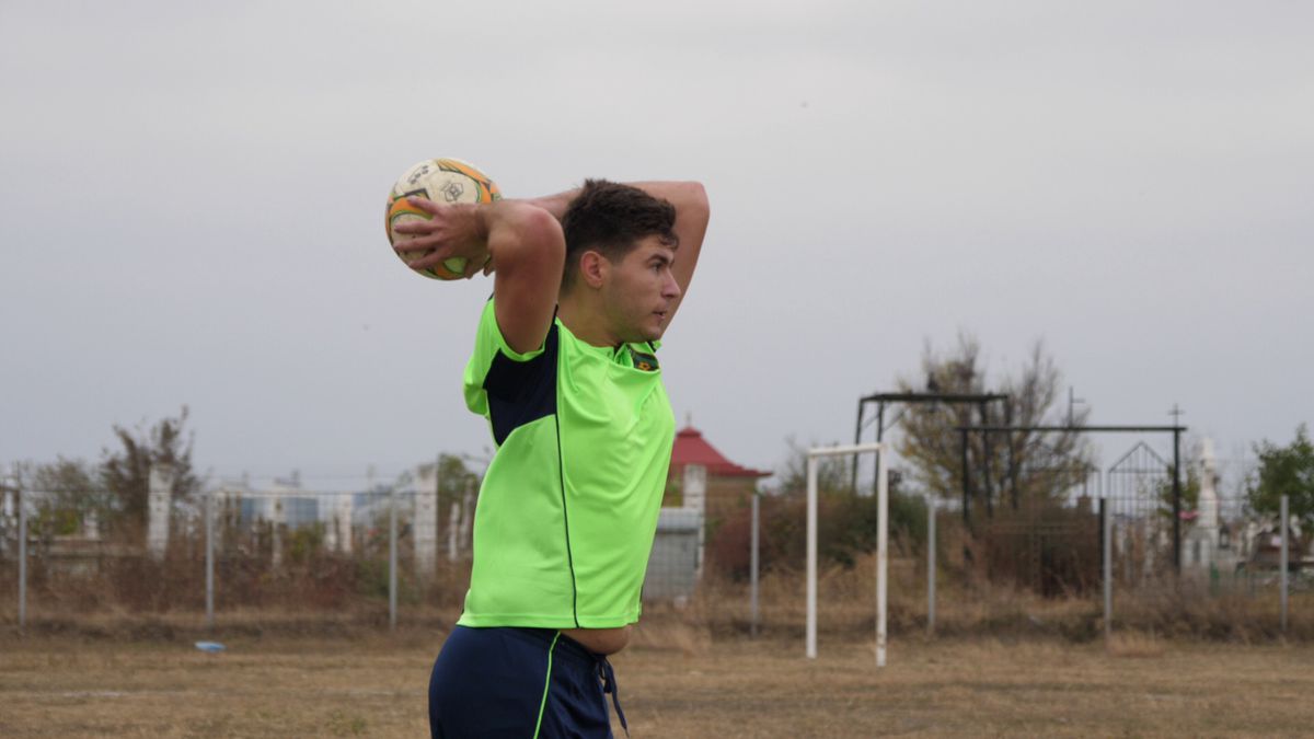 Cum se joacă un meci în județeana din Călărași? De la baros la fotbal, cu o vizită prin cimitir! „Sunteți nebuni? Îi luăm tare, îi punem pe calea ferată!”