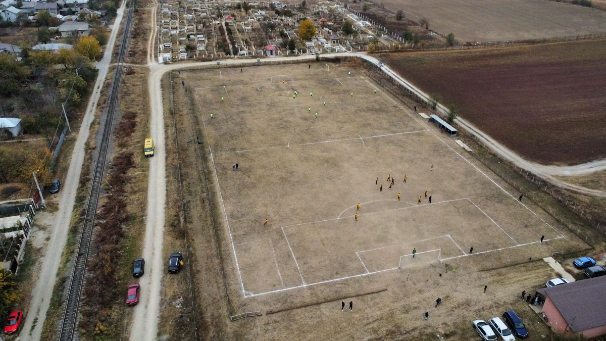 Cum se joacă un meci în județeana din Călărași? De la baros la fotbal, cu o vizită prin cimitir! „Sunteți nebuni? Îi luăm tare, îi punem pe calea ferată!”