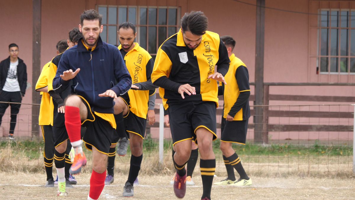 Cum se joacă un meci în județeana din Călărași? De la baros la fotbal, cu o vizită prin cimitir! „Sunteți nebuni? Îi luăm tare, îi punem pe calea ferată!”