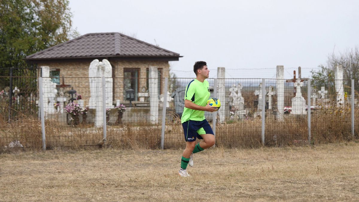Cum se joacă un meci în județeana din Călărași? De la baros la fotbal, cu o vizită prin cimitir! „Sunteți nebuni? Îi luăm tare, îi punem pe calea ferată!”