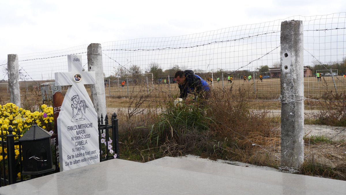 Cum se joacă un meci în județeana din Călărași? De la baros la fotbal, cu o vizită prin cimitir! „Sunteți nebuni? Îi luăm tare, îi punem pe calea ferată!”