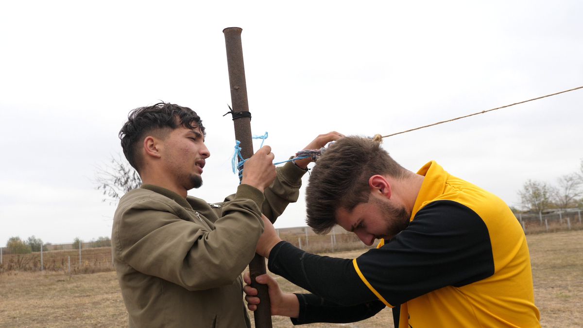 Cum se joacă un meci în județeana din Călărași? De la baros la fotbal, cu o vizită prin cimitir! „Sunteți nebuni? Îi luăm tare, îi punem pe calea ferată!”