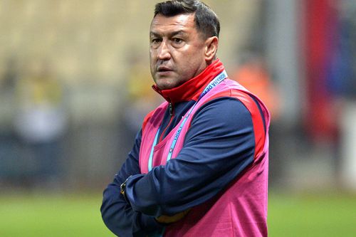 Viorel Moldovan ( 50 de ani), fost mare atacant al echipei naționale, s-a arătat indignat de starea terenurilor de la Ploiești, Arad și Cluj-Napoca, acolo unde suprafețele de joc au arătat îngrozitor.