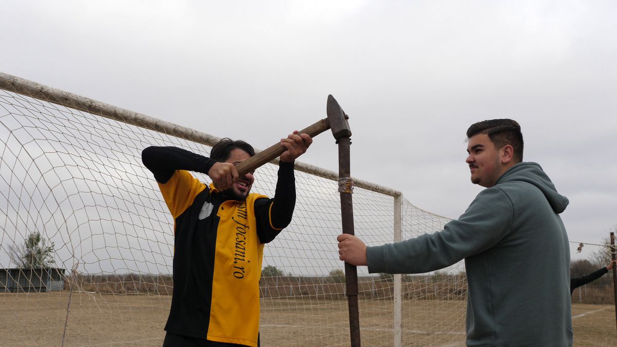 Cum se joacă un meci în județeana din Călărași? De la baros la fotbal, cu o vizită prin cimitir! „Sunteți nebuni? Îi luăm tare, îi punem pe calea ferată!”